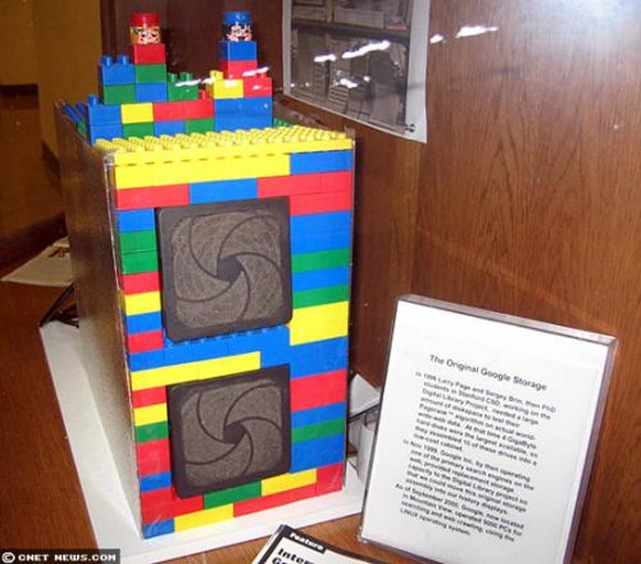 Der erste Google-Server wurde aus Lego und zehn 4-GB-Festplatten zusammengebaut, was also 40 GB ergibt.