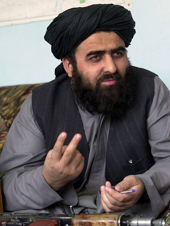 afghanischer Aussenminister
AFGHANISTAN ATTACKS FROM WITHI
Mullah Amir Khan Muttaqi, Education Minister of Afghanistan and spokesman of Taliban&#039;s leader Mullah Omar gestures with a gun before him ...