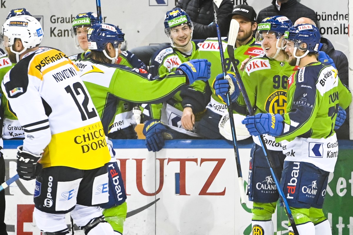 Davos' Chris Egli, zweiter von rechts, bejubelt sein 0-3 beim Eishockey-Qualifikationsspiel der National League zwischen dem HC Davos und dem HC Ambri-Piotta, am Montag, 28. Dezember 2020, im Eis ...