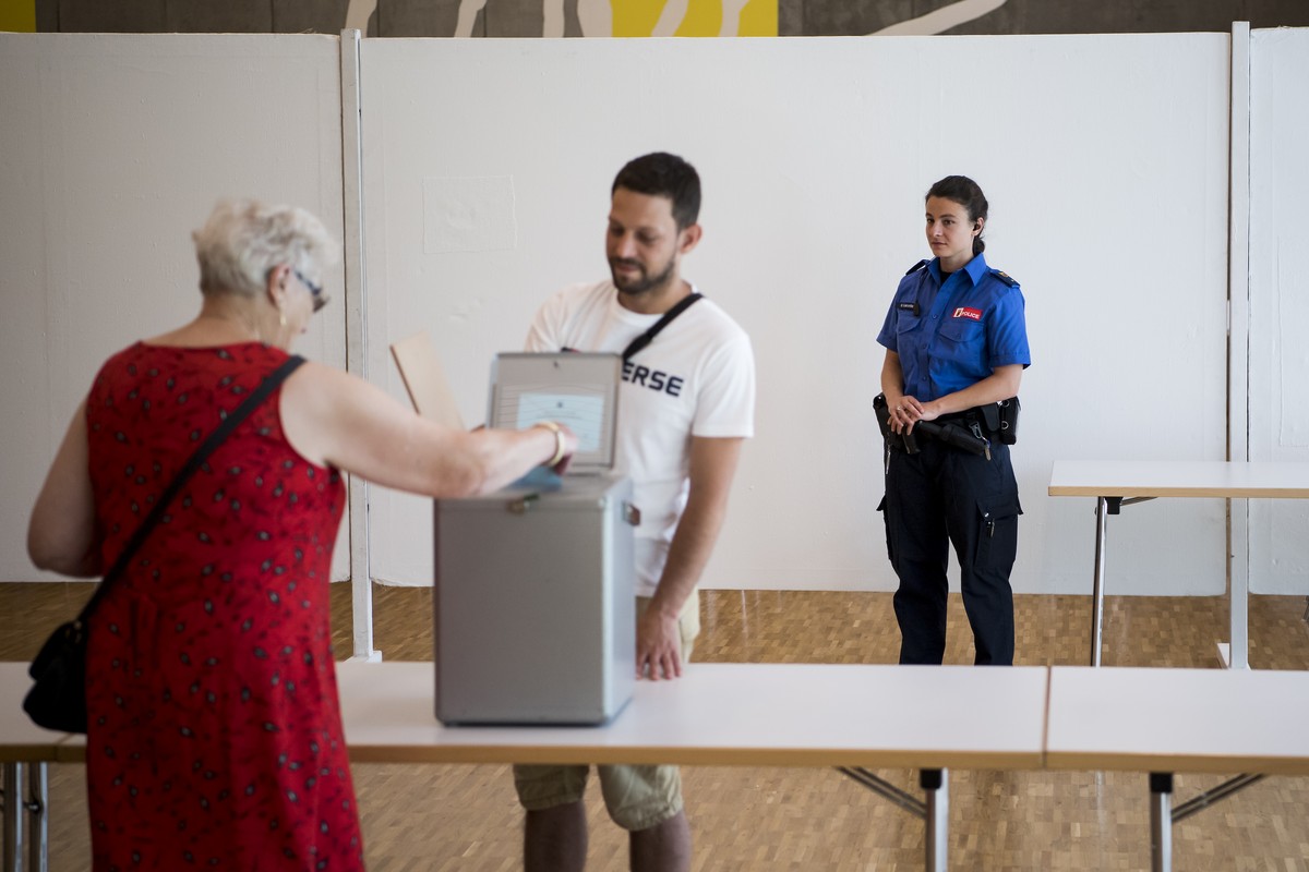 Une policiere bernoise observe le bon deroulement du scrutin devant l'urne du bureau de vote installe a la Societ'halle ce dimanche 18 juin 2017 a Moutier. Le 18 juin, les citoyens de Moutie ...