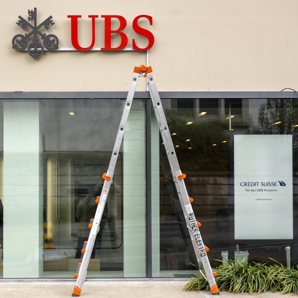 Die ehemalige Filiale der Bank Credit Suisse am Zollrain, neu mit dem Logo der UBS und dem Hinweis, dass die Credit Suisse ein Teil des UBS-Konzerns ist, in Rheinfelden, am Freitag, 3. Mai 2024. In ei ...