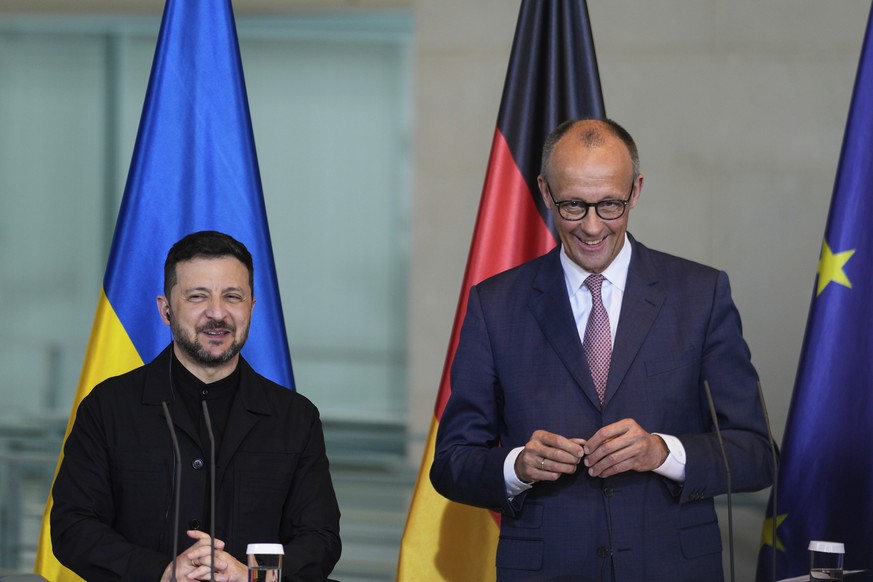 Germany&#039;s Chancellor Friedrich Merz, right, and Ukraine&#039;s President Volodymyr Zelenskyy attend a news conference at the chancellery in Berlin, Germany, Wednesday, May 28, 2025.(AP Photo/Mark ...