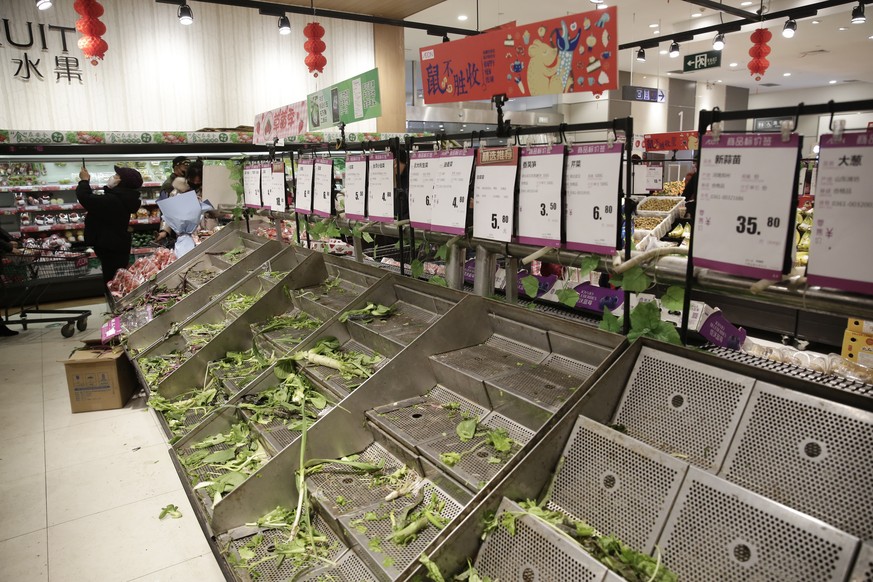 epa08155732 Empty vegetable stalls in a market is seen as people stock up on food due to the coronavirus outbreak in Wuhan City, Hubei Province, China, 23 January 2020. Prices of vegetables and some f ...