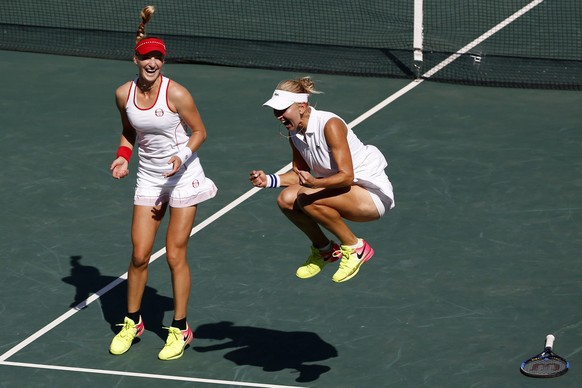 epa05484032 Ekaterina Makarova (L) and Elena Vesnina of Russia celebrate after winning Women&#039;s Doubles Gold Medal Match against Timea Bacsinszky and Martina Hingis of Switzerland of the Rio 2016  ...