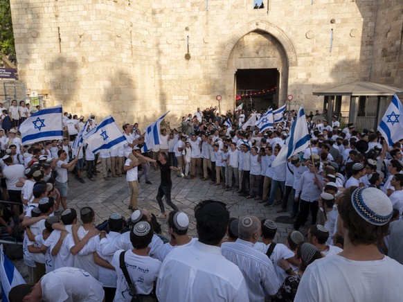Jüdische Israeli feiern den Jerusalem-Tag heute Sonntag, 2. Juni 2019, im muslimischen Altstadt-Quartier.