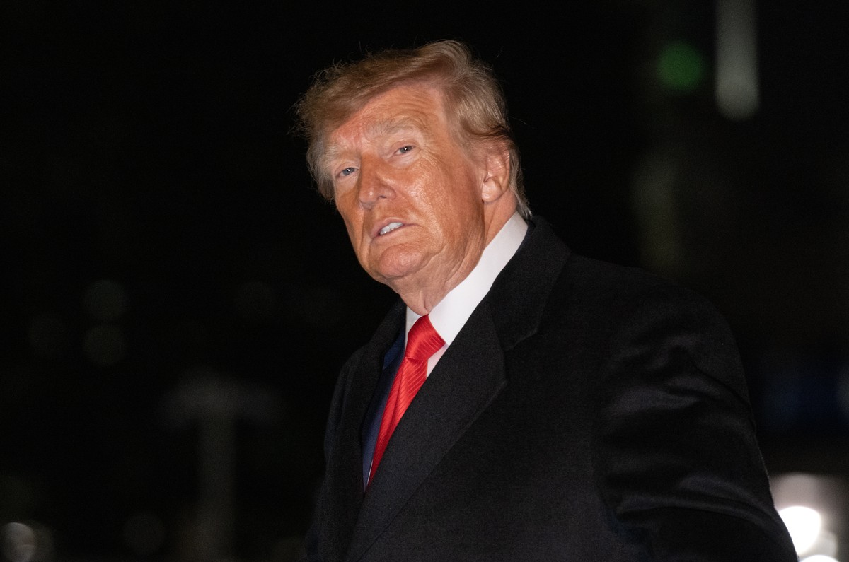 epa13295551 United States President Donald Trump arrives at the residence on the South Lawn of the White House in Washington, DC, USA, 10 October 2026. Trump is travelled to Clarksville, Tennessee, to ...
