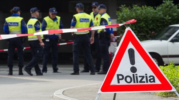 Die Kantonspolizei bei der Spurensicherung nach dem Leichenfund an der Via Odescalchi am Freitag, 9. Oktober 2015, in Chiasso. Bei einem Parkplatz in Chiasso im Kanton Tessin ist am Donnerstagabend di ...