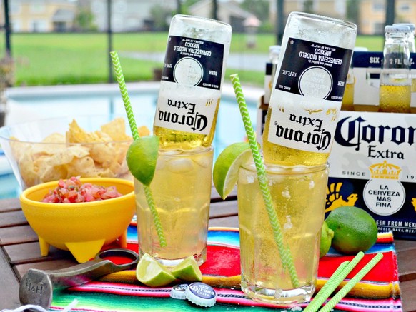 coronarita cocktail mexican car crash mexican bulldog cocktail trinken bier drinks alkohol tequila margarita http://katiescucina.com/coronarita/