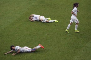 Jermaine Jones (unten) nach dem Zusammenprall mit Alejandro Bedoya.