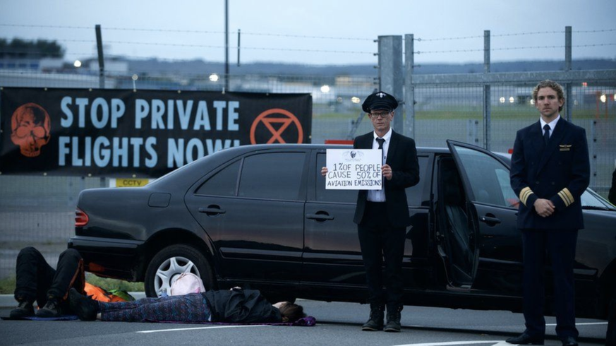 Umweltaktivisten haben drei Eingänge zum Flughafen Farnborough blockiert.