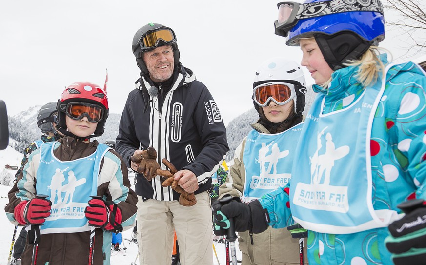 Bernhard Russi, der ehemalige Skiweltmeister und Olympiasieger, unterrichtet Kinder im Rahmen des Projekts &quot;snow for free&quot; am Mittwoch, 28. Januar 2015 im Skigebiet Wiriehorn. Die gemeinsame ...