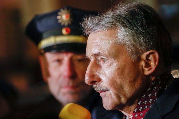 epa06362215 The minister of the interior of the German federal state of Brandenburg, Karl-Heinz Schroeter (R), speaks to the media next to the head of the police department west of the Brandenburg Pol ...