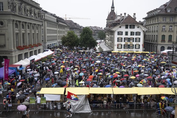 Sicht auf den Bundesplatz anlaesslich der Pride Kundgebung, am Samstag, 29. Juli 2023 in Bern. Vom 26. bis 29. Juli 2023 wird Bern zum Schauplatz der EuroGames 2023. 20 Sportarten, tausende Athleten u ...
