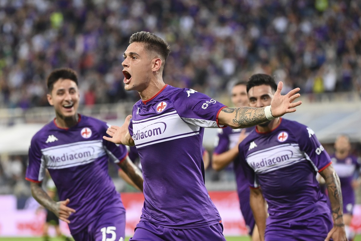 Fiorentina's Lucas Martínez Quarta, left, celebrates after scoring his side's opening goal during the Serie A soccer match between Fiorentina and Napoli, at the Florence Artemio Franchi stad ...