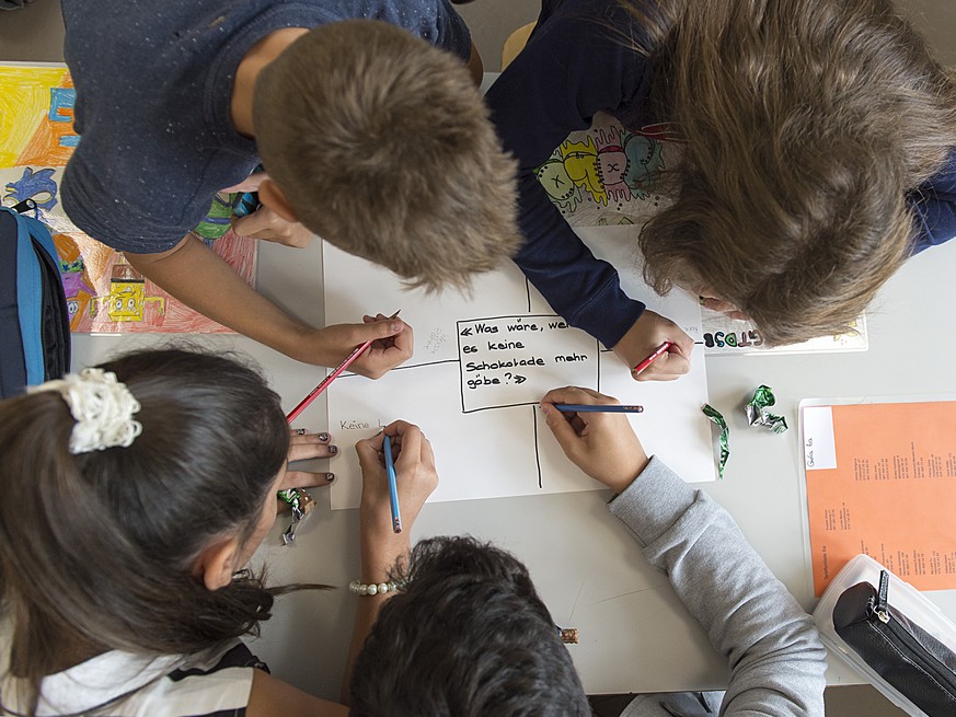 Schueler bei einer Gruppenarbeit im Blaesi-Schulhaus in Basel am Montag, 18. August 2014. Wie in fast allen Kantonen der Schweiz dauert die Primarschule neu sechs Jahre. (KEYSTONE/Georgios Kefalas)