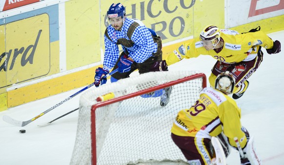 EHC Kloten Stuermer Vincent Praplan, links, kaempft gegen Servettes Verteidiger Johan Fransson, rechts, waehrend dem Eishockey-Meisterschaftsspiel der National League A zwischen dem EHC Kloten und dem ...