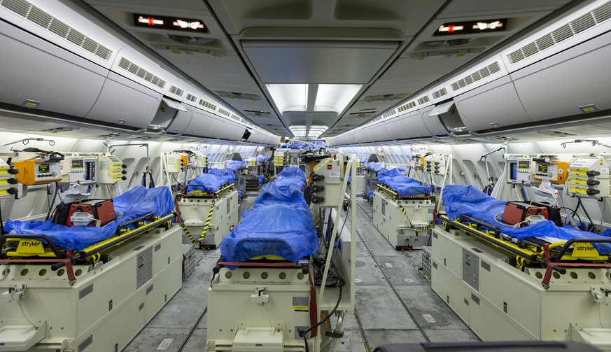 In diesem Airbus A310 wurde eine fliegende Intensivstation eingerichtet, um kritische Patienten von Norditalien zur Behandlung nach Deutschland zu fliegen. 