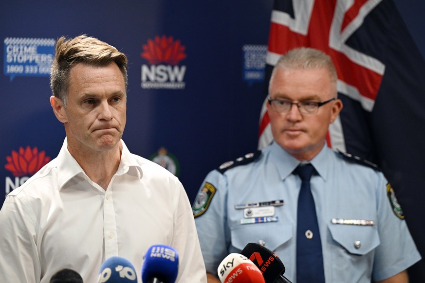 epa12591199 NSW Premier Chris Minns (L) and NSW Police Commissioner Mal Lanyon (R) hold a press conference following a shooting incident at Bondi Beach, in Sydney, New South Wales (NSW), Australia, 14 ...