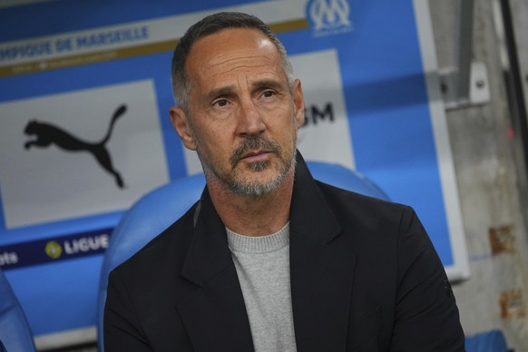 Monaco&#039;s head coach Adi Huetter waits for the start of the French League One soccer match between Marseille and Monaco at the Stade Velodrome in Marseille, France, Saturday, Jan. 27, 2024. (AP Ph ...