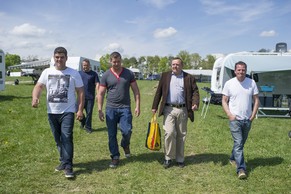 Die Bewegung der Schweizer Reisenden machte im April dieses Jahres zum ersten Mal Schlagzeilen: Die Jenischen hatten einen Platz in Bern besetzt. Im Bild: Mike Gerzner (zweiter von links), der Berner  ...