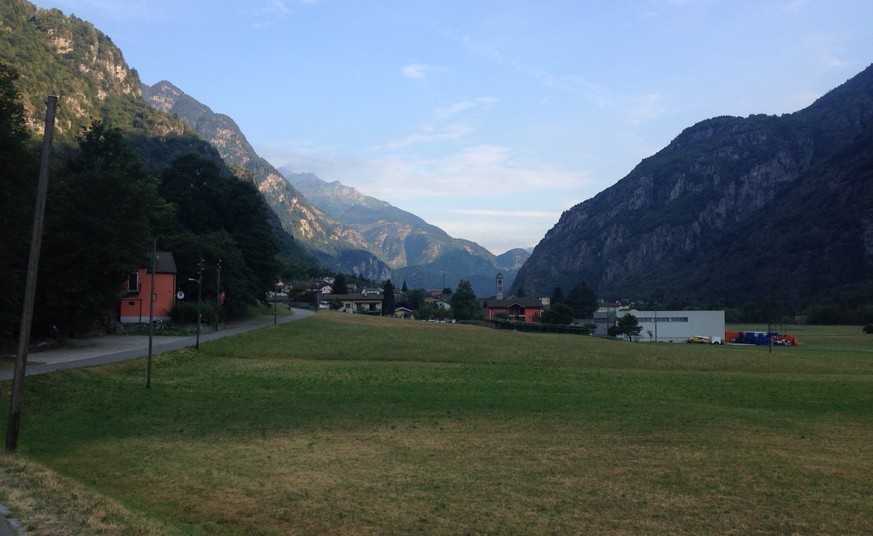 Die Leventina erwacht. Blick Richtung Personico weit unten im Süden.