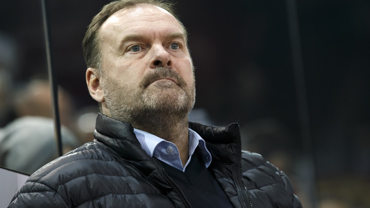Tigers' Head coach Heinz Ehlers looks the game, during a National League regular season game of the Swiss Championship between Geneve-Servette HC and SCL Tigers, at the ice stadium Les Vernets, i ...