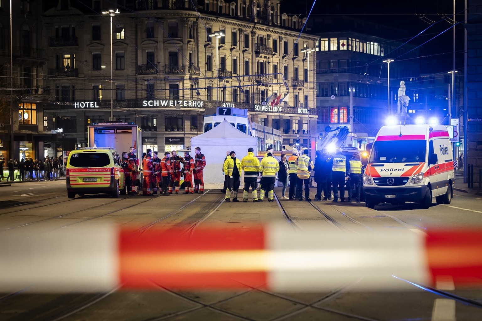 Einsatzkraefte der Polizei und Schutz &amp; Rettung Zuerich am Bahnhofplatz Zuerich HB, nach einem Unfall mit einem Tram des Zuercher Verkehrsverbunds ZVV, am Freitag, 8. Maerz 2024 in Zuerich (KEYSTO ...