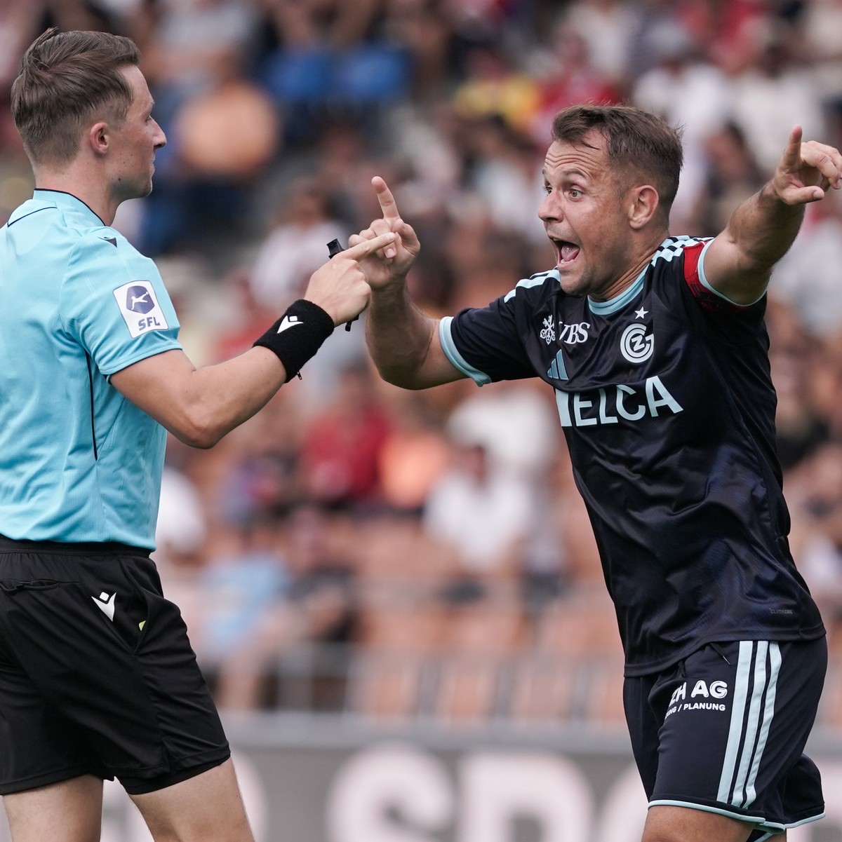Amir Abrashi (GC), rechts, in einer Diskussion mit Schiedsrichter Logan Berchier im Fussball Super League Spiel zwischen dem FC Vaduz (FCV) und dem Grasshopper Club Zuerich (GC), am Sonntag, 30. Augus ...