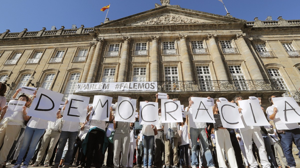 epa06250235 People gather during the demonstration called by platform 'Hablamos?' at Obradoiro square, in Santiago de Compostela, northwestern Spain, 07 October 2017, to make a call for dial ...