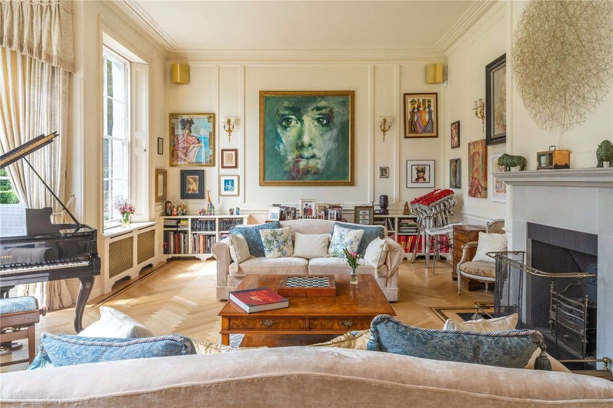 Mel B's house is for sale. 
Church Road
Little Marlow, Marlow, Buckinghamshire, SL7 3RZ
https://search.savills.com/property-detail/gbherslac210396