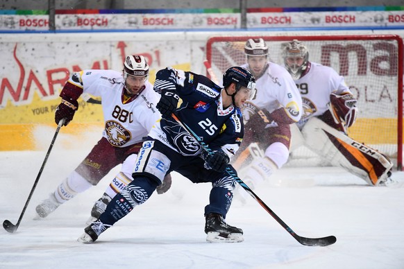 Geneve-Servette&#039;s player Kevin Romy, left, fight for the puck with Ambri&#039;s player Cory Emmerton, right, during the preliminary round game of National League Swiss Championship 2017/18 betwee ...