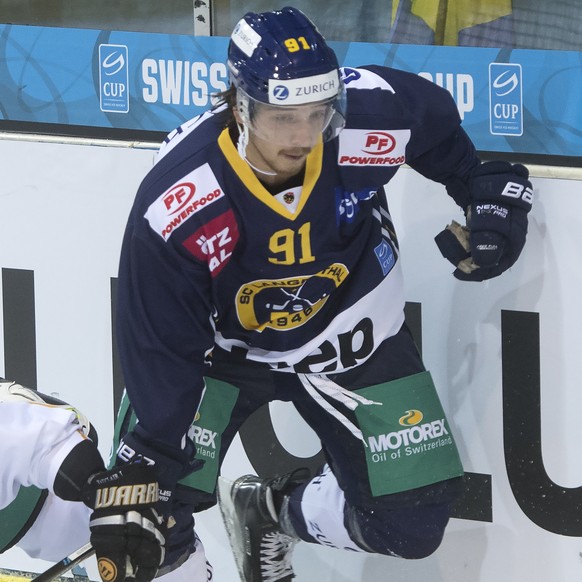 Langenthals Nico Duenner, links, und Jeffrey Fueglister, rechts, im Kampf um den Puck gegen Luganos Julien Vauclaire, Mitte, im Eishockey Achtelfinal Cupspiel zwischen dem SC Langenthal und dem HC Lug ...