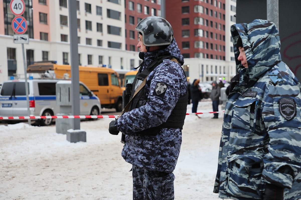 epa11781889 Police officers stand guard near a scene of an explosion in Moscow, Russia 17 December 2024. According to a statement by the Investigative Committee of Russia, Lieutenant General Igor Kiri ...