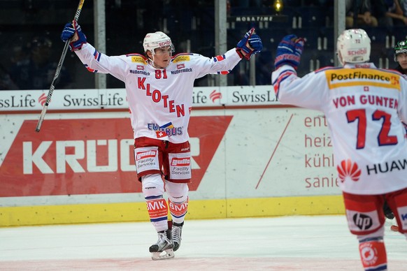 Robin Leone erwischt ZSC-Keeper Flüeler mit einem «Buebetrickli» zum 2:0 für Kloten.&nbsp;