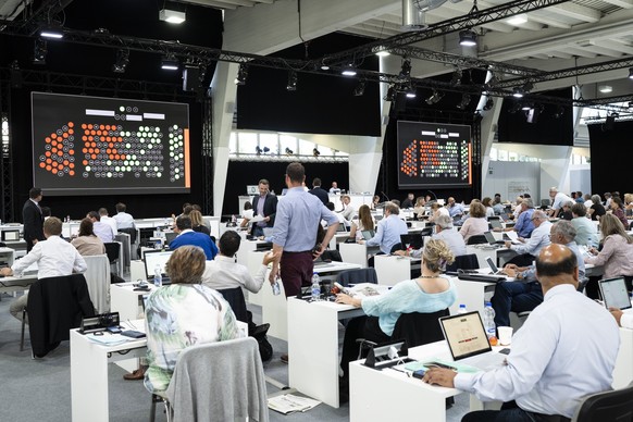 Ratsmitglieder stimmen ab an der 185. Ratssitzung im Zuercher Kantonsrat in der Halle 9 der Messe Zuerich, aufgenommen am Montag, 11. Juli 2022 in Zuerich. (KEYSTONE/Ennio Leanza)