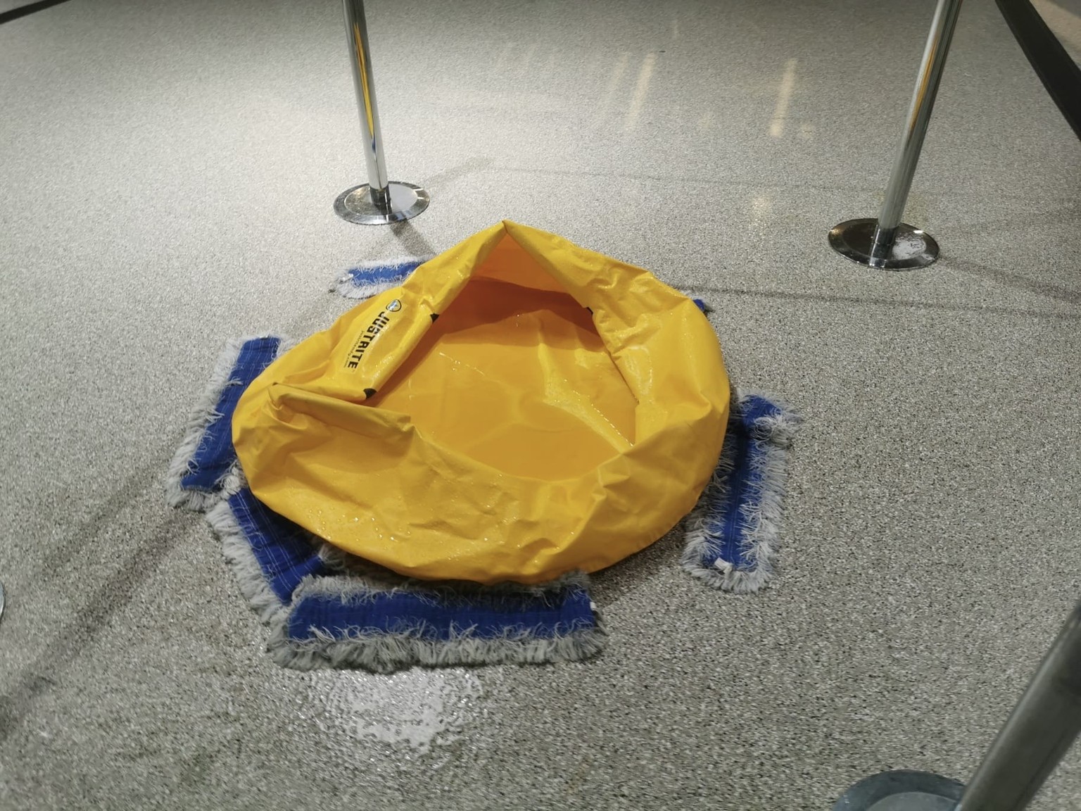 Reste vom Wasser des Löscheinsatzes sind dort immer noch zu sehen, der Schaden halte sich jedoch in Grenzen.