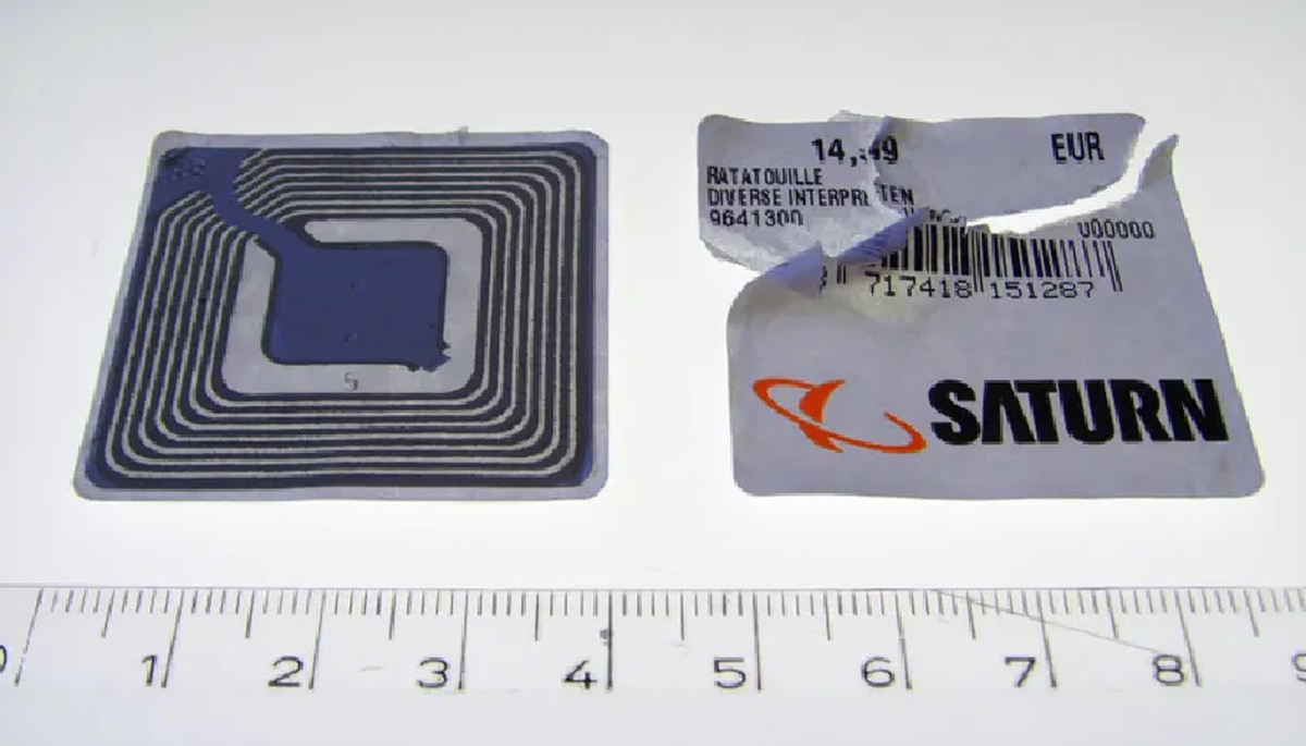 RFID sous forme d’autocollant avec code-barres sur la face opposée, puce de sécurité pour un DVD.
