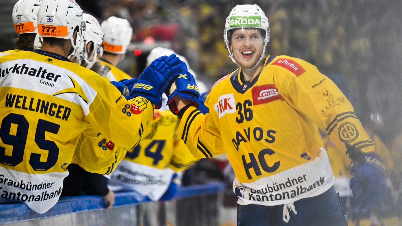 Davos&#039; Simon Knak bejubelt sein 0-3 in Spiel 7 des Playoff 1/4 Final Eishockeyspiels der National League zwischen den Rapperswil-Jona Lakers und dem HC Davos, am Mittwoch, 6. April 2022, in der S ...