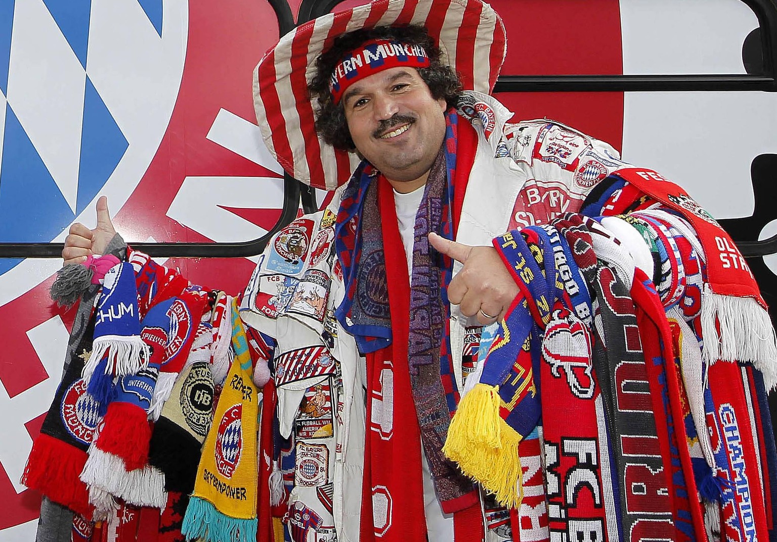 IMAGO / Norbert Schmidt

Berlin, DFB-Pokalfinale am 12.05.2012 FC Bayern München -Fan Michael - Buschmann - Zeman - präsentiert seine Sammlung von verschiedenen Fanschals