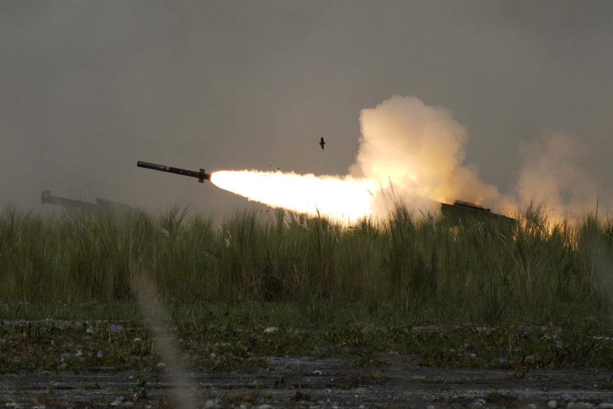 La nouvelle bombe peut être tirée par des systèmes au sol comme le Himars (dans la photo).