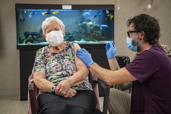 Eine ueber 90-jaehrige Frau wird als erste Person im Kanton Luzern und als eine der ersten Personen der Schweiz mit dem Impfstoff von Pfizer Biontech gegen Corona geimpft, in einem Pflegeheim im Kanto ...