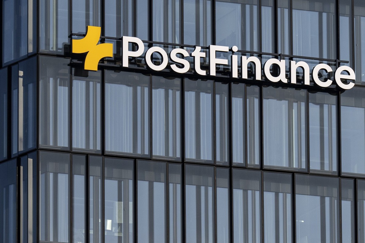 Das neue PostFinance Logo am Hauptsitz, am Mittwoch, 2. April 2025, in Bern. (KEYSTONE/Peter Schneider)