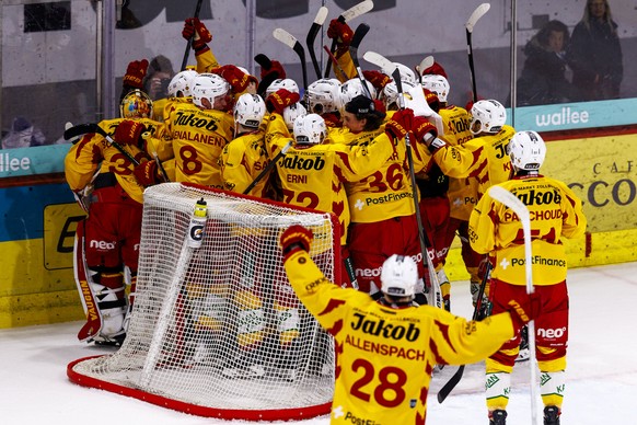 Die SCL Tigers feiern den Einzug in die Playoffs nach dem Play-In Runde 1 Spiel 2 Eishockey-Meisterschaftsspiel der National League zwischen den Teams EHC Kloten und SCL Tigers am Donnerstag, 6. Maerz ...