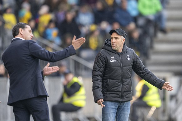 Trainer Gerardo Seoane (YB), links, und Trainer Mattia Croci-Torti (LUG) diskutieren im Fussball Meisterschaftsspiel der Swiss Super League zwischen BSC Young Boys, YB, und FC Lugano, LUG, vom Sonntag ...