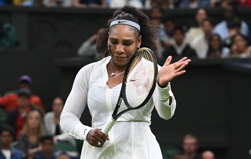 epa10039814 Serena Williams of USA applauds a point of her opponent in the women&#039;s first round match against Harmony Tan of France at the Wimbledon Championships, in Wimbledon, Britain, 28 June 2 ...