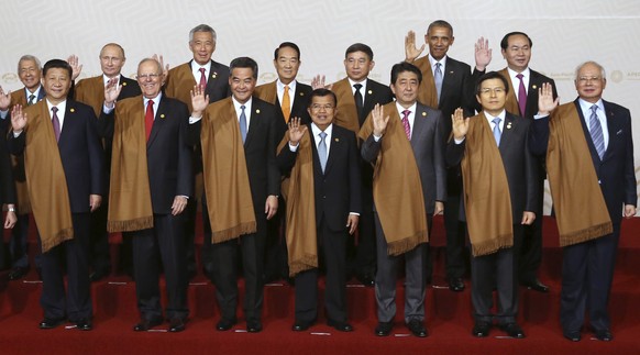Leaders wave during the group photo at the annual Asia Pacific Economic Cooperation, APEC, summit in Lima, Peru, Sunday, Nov. 20, 2016. From right are Malaysia&#039;s Prime Minister Najib Razak, Vietn ...