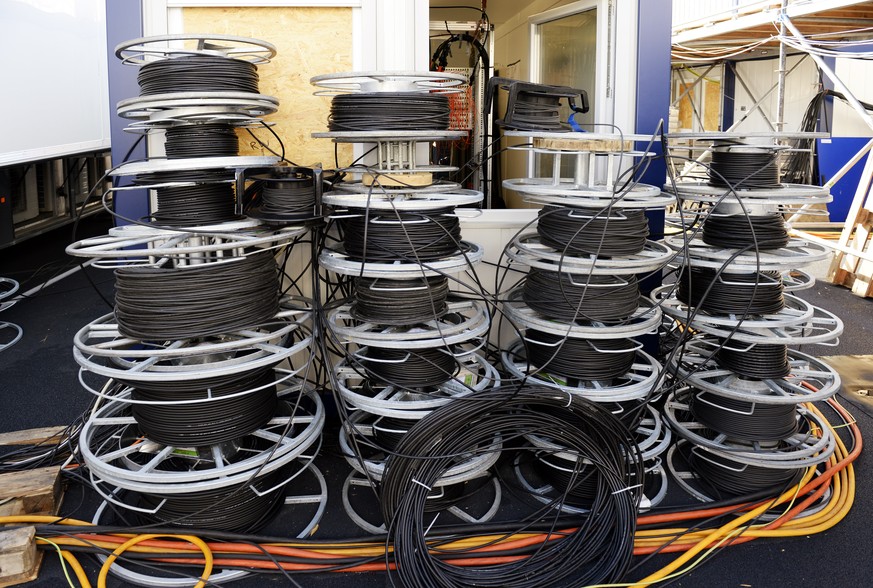 Es wird einiges an Kabel gebraucht, um perfekt vernetzt zu sein. Insgesamt werden etwa 150 Kilometer Kabel von den Veranstaltern für TV, Medien, Datenverarbeitung und weitere technische Bedürfnisse ve ...