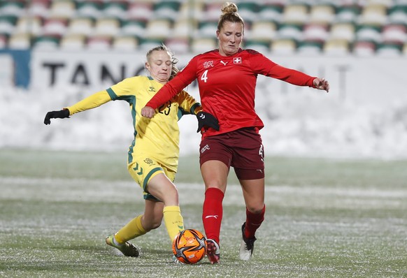 Switzerland&#039;s Rachel Rinast, right, and Lithuania&#039;s Loreta Rogaciova compete for the ball during the Women&#039;s World Cup 2023 Group G qualifying soccer match between Lithuania and Switzer ...