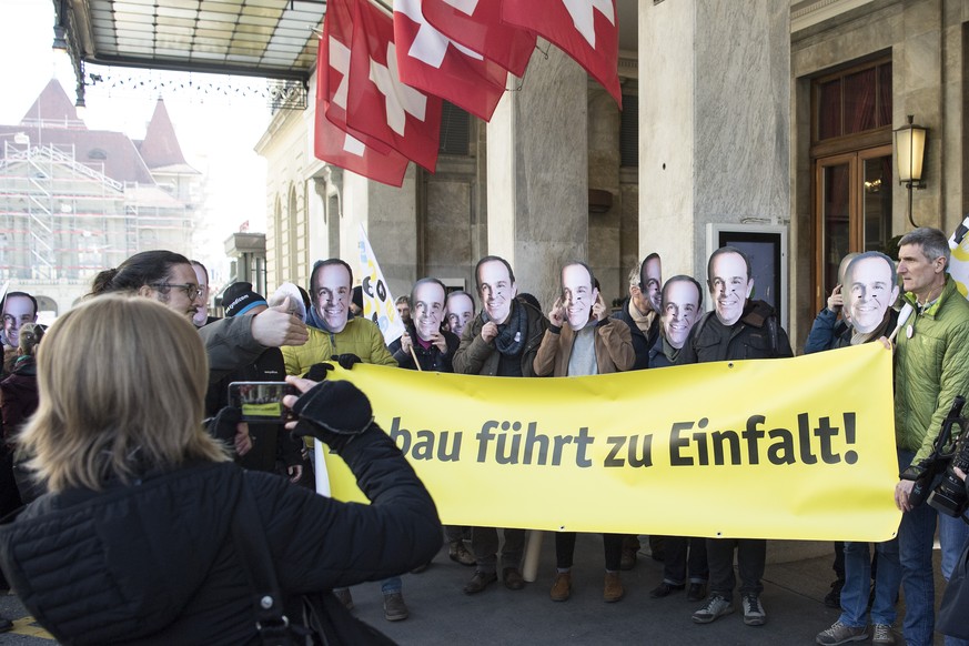 Redaktionsmitglieder der SDA, der Berner Zeitung und der Tageszeitung der Bund demonstrieren mit Gesichtsmasken von Pietro Supino gegen den Abbau bei der Tamedia. Die Aktion richtet sich auch gegen Pi ...