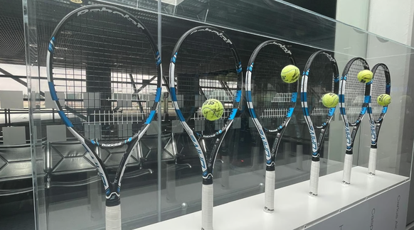 Die Vitrine mit dem Ball von Roger Federer